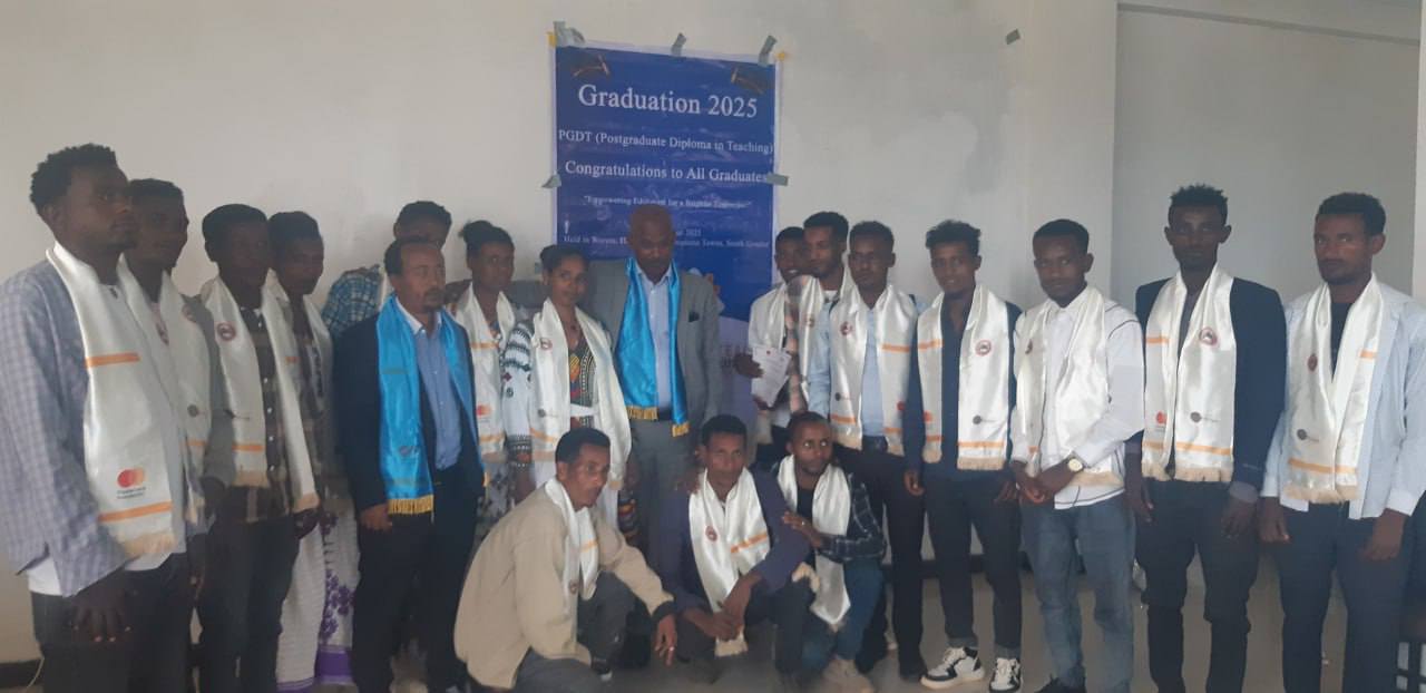 ቲች ኢትዮጵያ ማህበራዊ ኢንተርፕራይዝ በአስኳላ ፕሮጀክት በማስተር ካርድ ፋዉንዴሽን አጋርነት ከደብረታቦር ዩኒቨርሲቲ ጋር በመተባበር 105 የዩንቨርሲቲ ምሩቃን ወጣቶችን ሰኔ 24 /2017 ዓ.ም በ PGDT (Post Graduate Diploma in Teaching) አስመረቀ